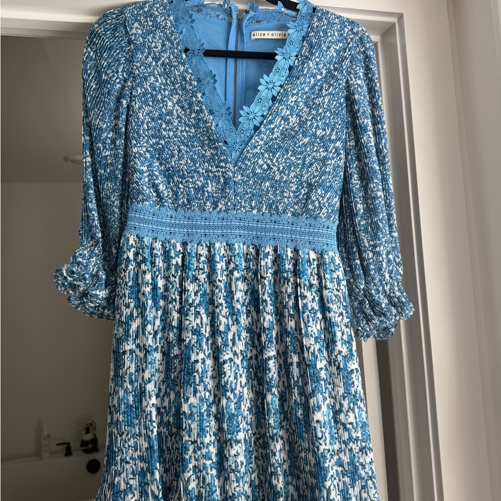 Alice + Olivia Blue Patterned Long Sleeve Dress